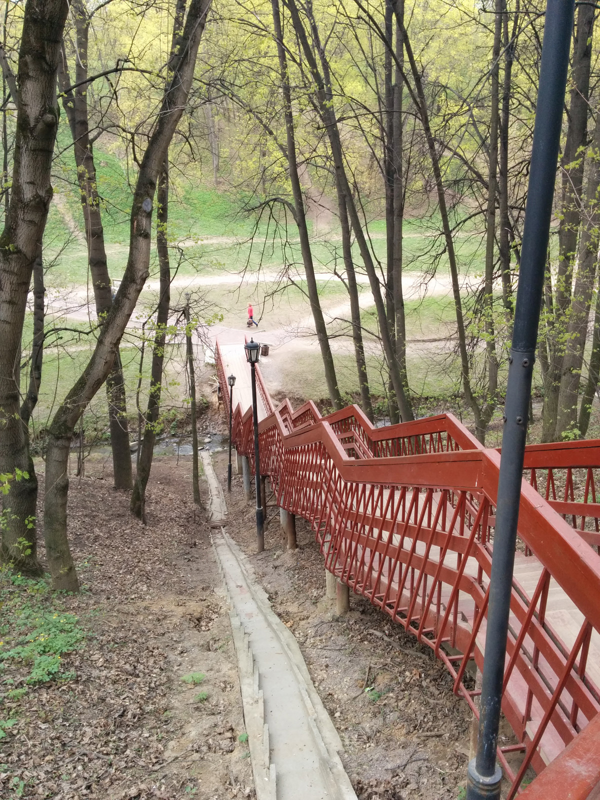 Парк Коломенское в Москве, лестница у церкви вниз к набережной – фотографии России