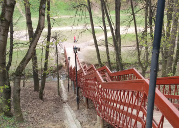 Парк Коломенское в Москве, лестница у церкви вниз к набережной – фотографии России