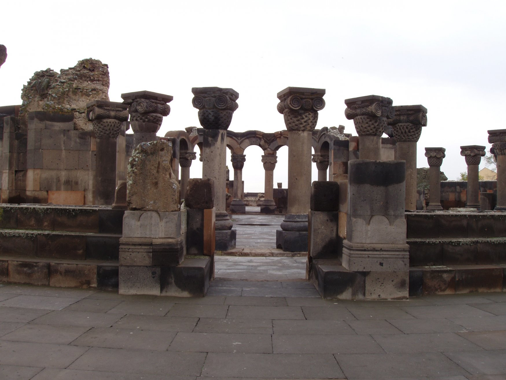 Достопримечательности древнего Звартноц в Ереване, Армения – фотографии Армении