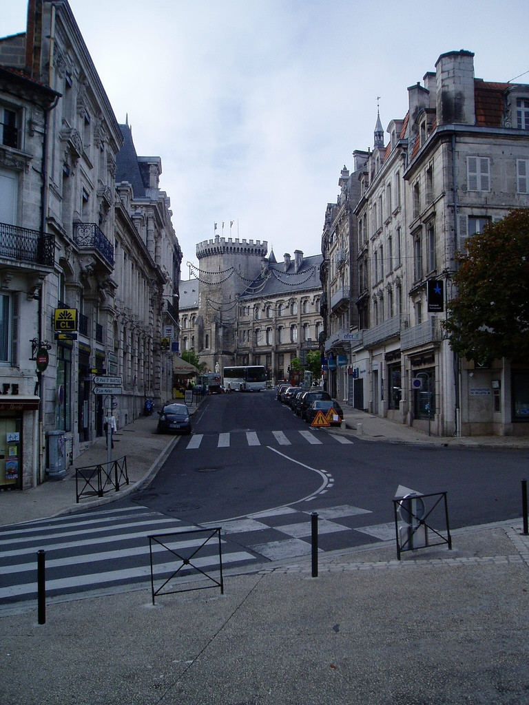 Улица в Ангулеме, Франция. Фото 1 – фотографии Франции