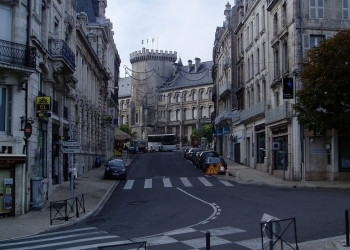 Улица в Ангулеме, Франция. Фото 1 – фотографии Франции