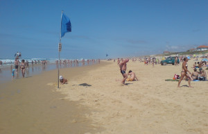 Туристы на пляже в Мимизане, Франция – фотографии Франции