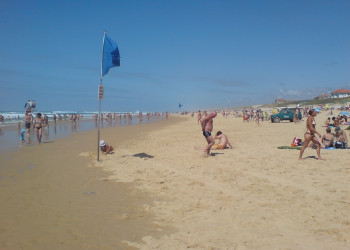 Туристы на пляже в Мимизане, Франция – фотографии Франции