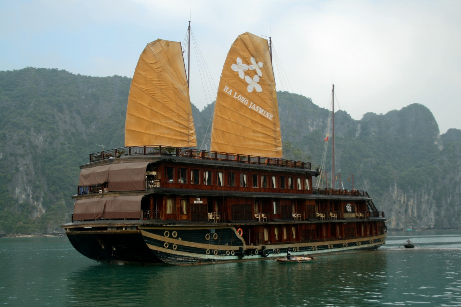 Корабль в Халонг-Бэй во Вьетнаме – фотографии Вьетнама