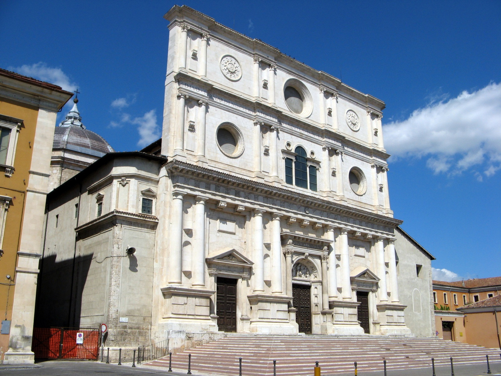 Базилика Святого Бернардина в Л’Aквиле – фотографии Италии