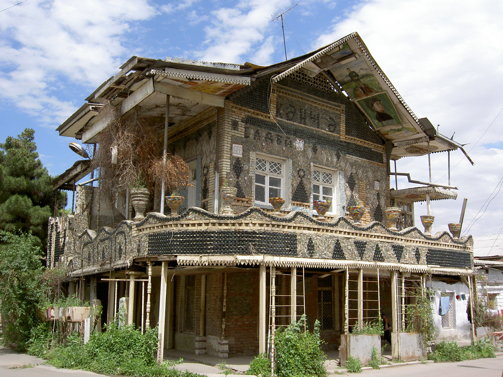 Бутылочный дом в Гяндже – фотографии Азербайджана