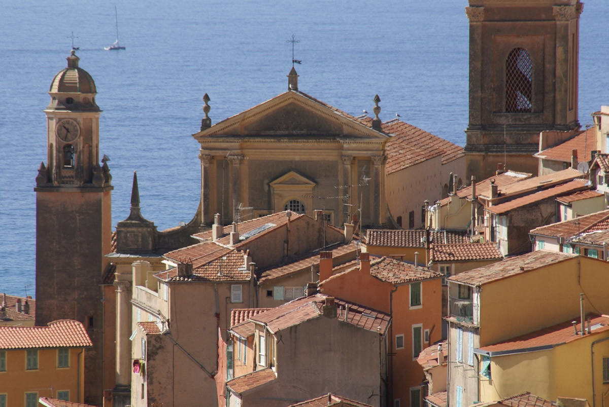 Крыши домов в Ментоне, Франция – фотографии Франции