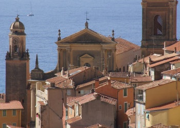 Крыши домов в Ментоне, Франция – фотографии Франции