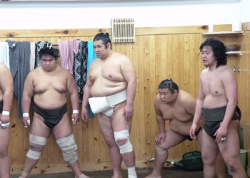 Борцы Сумо в раздевалке, Япония – фотографии Японии