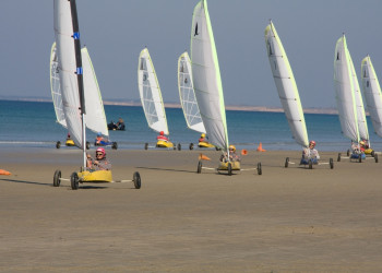 Парусники на пляже в Кибероне, Франция – фотографии Франции