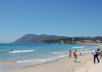 Люди на пляже в Тулоне, Франция. Фото 10 – фотографии Франции