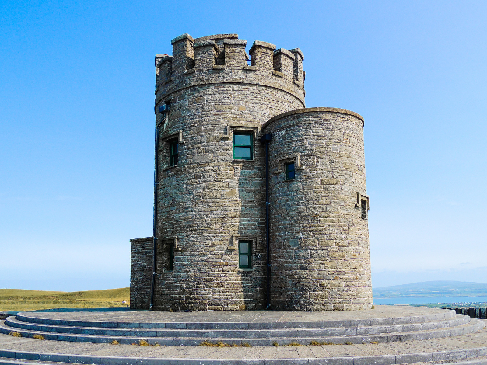 Башня возле утёсов Мохер, побережье графства Клэр, Ирландия – фотографии Ирландии