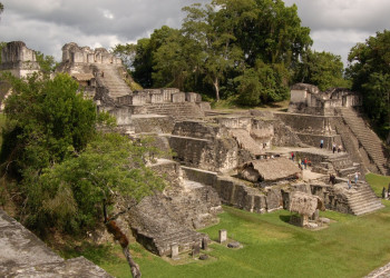 Развалины вблизи города Тикаль, Гватемала – фотографии Гватемалы