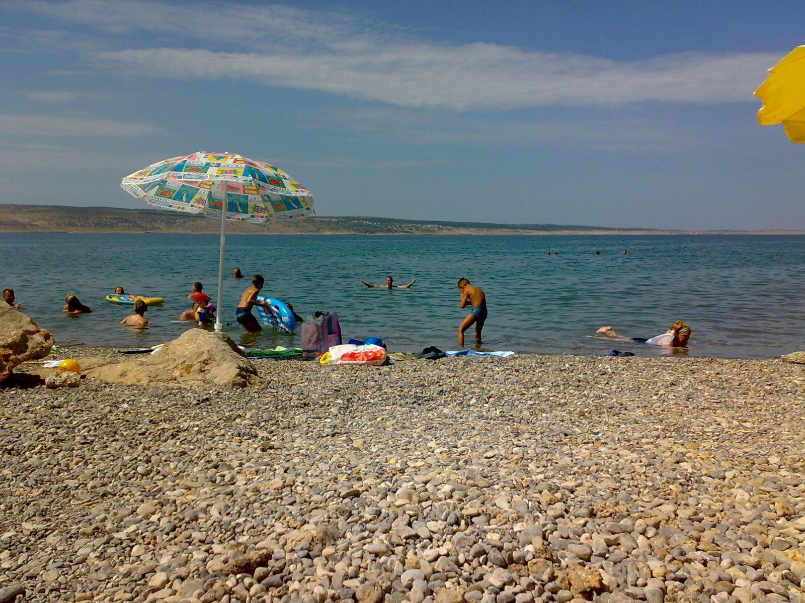 Люди на пляже в Стариград-Пакленица, Хорватия – фотографии Хорватии