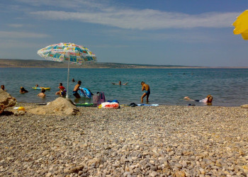 Люди на пляже в Стариград-Пакленица, Хорватия – фотографии Хорватии