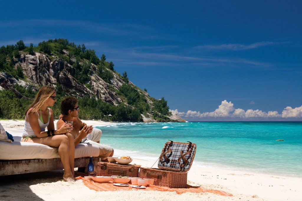 Туристы на пляже на острове Норт, Сейшелы – фотографии Сейшельских островов