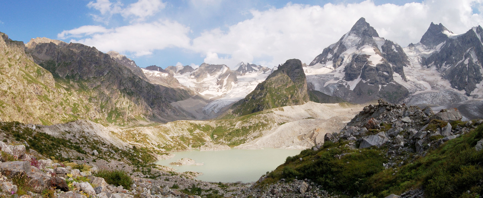 Вид на Башкаринское озеро в Адыл Су, Россия – фотографии России