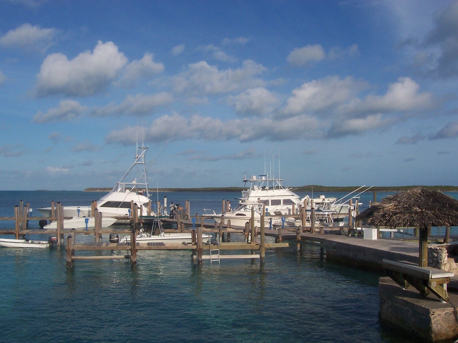 Яхты у причала на острове Эксума, Багамские острова. Фото 1 – фотографии Багамских островов