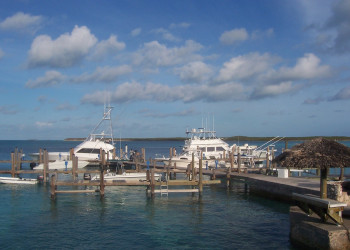 Яхты у причала на острове Эксума, Багамские острова. Фото 1 – фотографии Багамских островов
