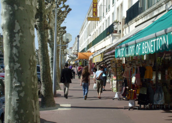 Магазины в Руайяне, Франция – фотографии Франции