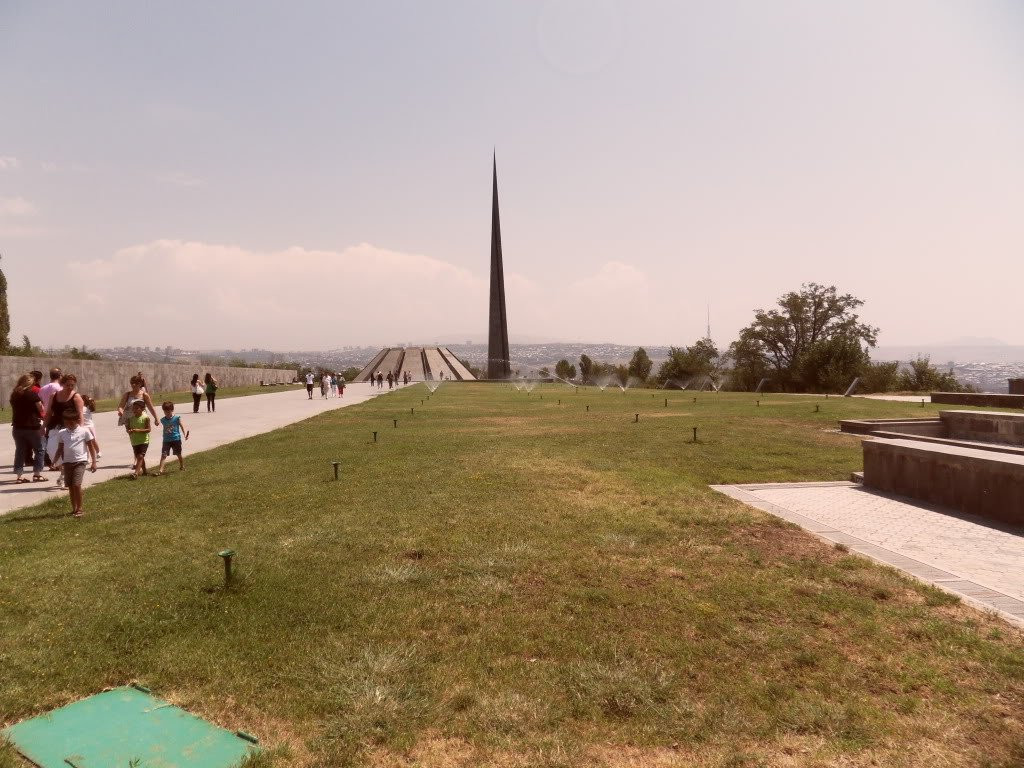 Мемориальный комплекс Цицернакаберд (Tsitsernakaberd) в Ереване, Армения – фотографии Армении