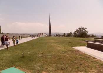 Мемориальный комплекс Цицернакаберд (Tsitsernakaberd) в Ереване, Армения – фотографии Армении