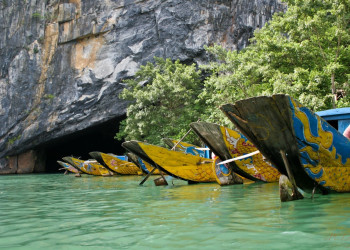 Лодки у пещеры в национальном парке Фонгня-Кебанг – фотографии Вьетнама