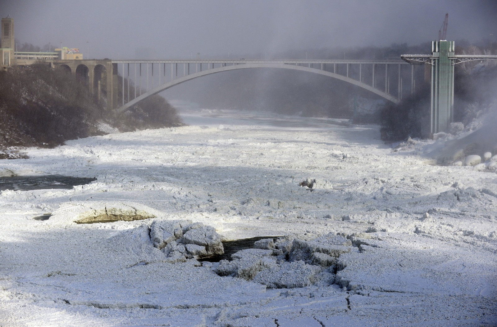 Радужный мост у Ниагарского водопада в январе 2014 – фотографии Канады