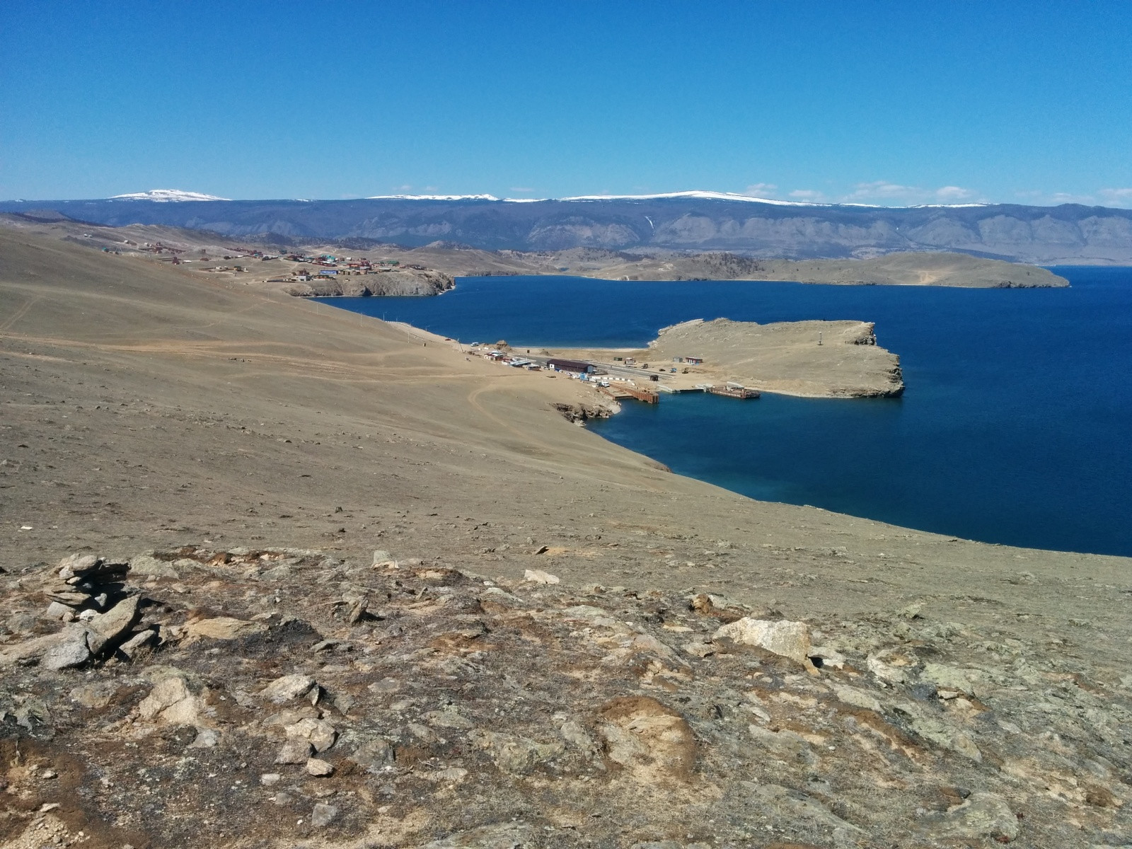 Вид с горы на паром на остров Ольхон. Фото 2 – фотографии России