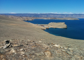 Вид с горы на паром на остров Ольхон. Фото 2 – фотографии России