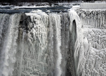 Ниагарский водопад немного подмёрз – фотографии Канады