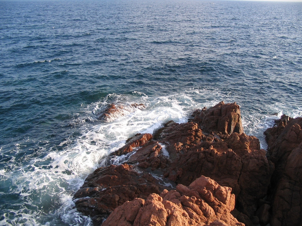 Море в Сен-Рафаэль, Франция – фотографии Франции