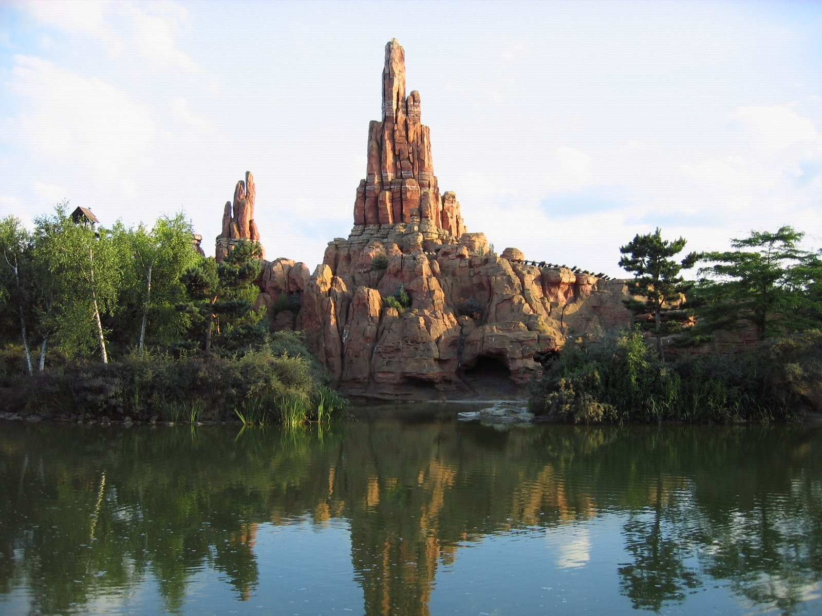 Озеро в Диснейленде, Франция – фотографии Франции