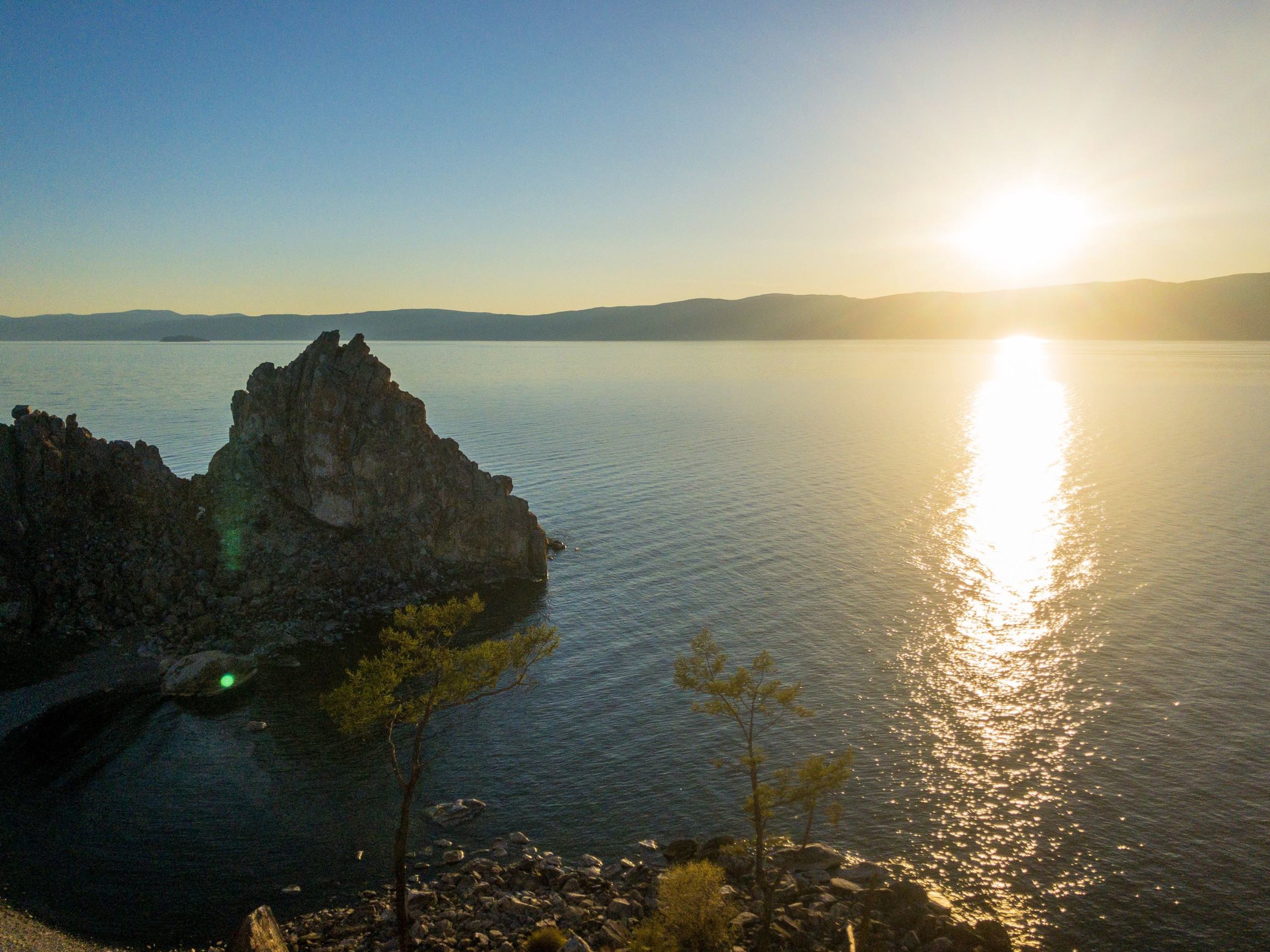 Знаменитая скала в поселке Хужир на Ольхоне – фотографии России