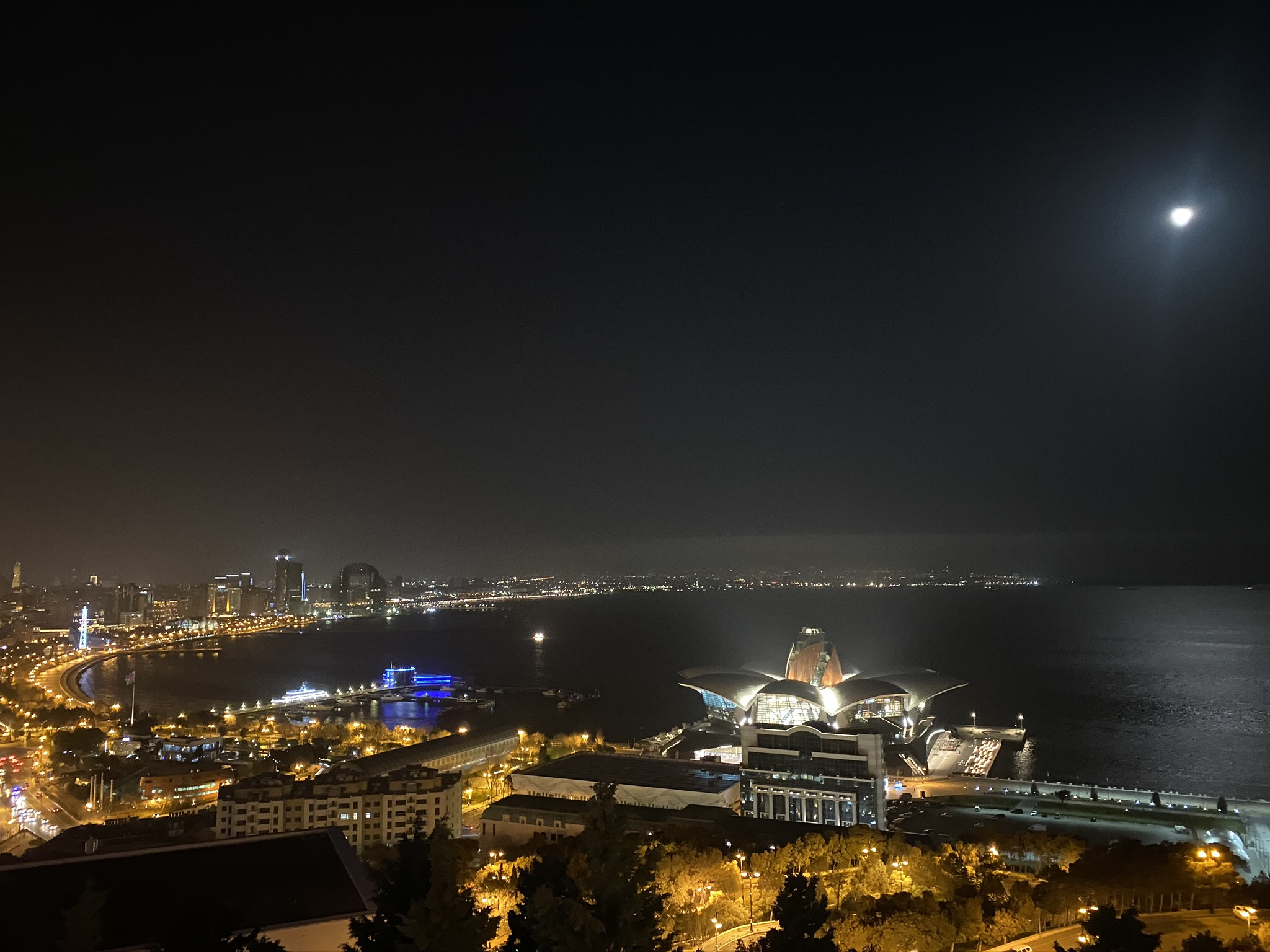 Вид на ночной Баку и море со смотровой площадки – фотографии Азербайджана