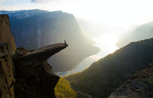 Утёс Язык Тролля рядом с Бергеном, Норвегия – фотографии Норвегии