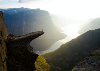 Утёс Язык Тролля рядом с Бергеном, Норвегия – фотографии Норвегии