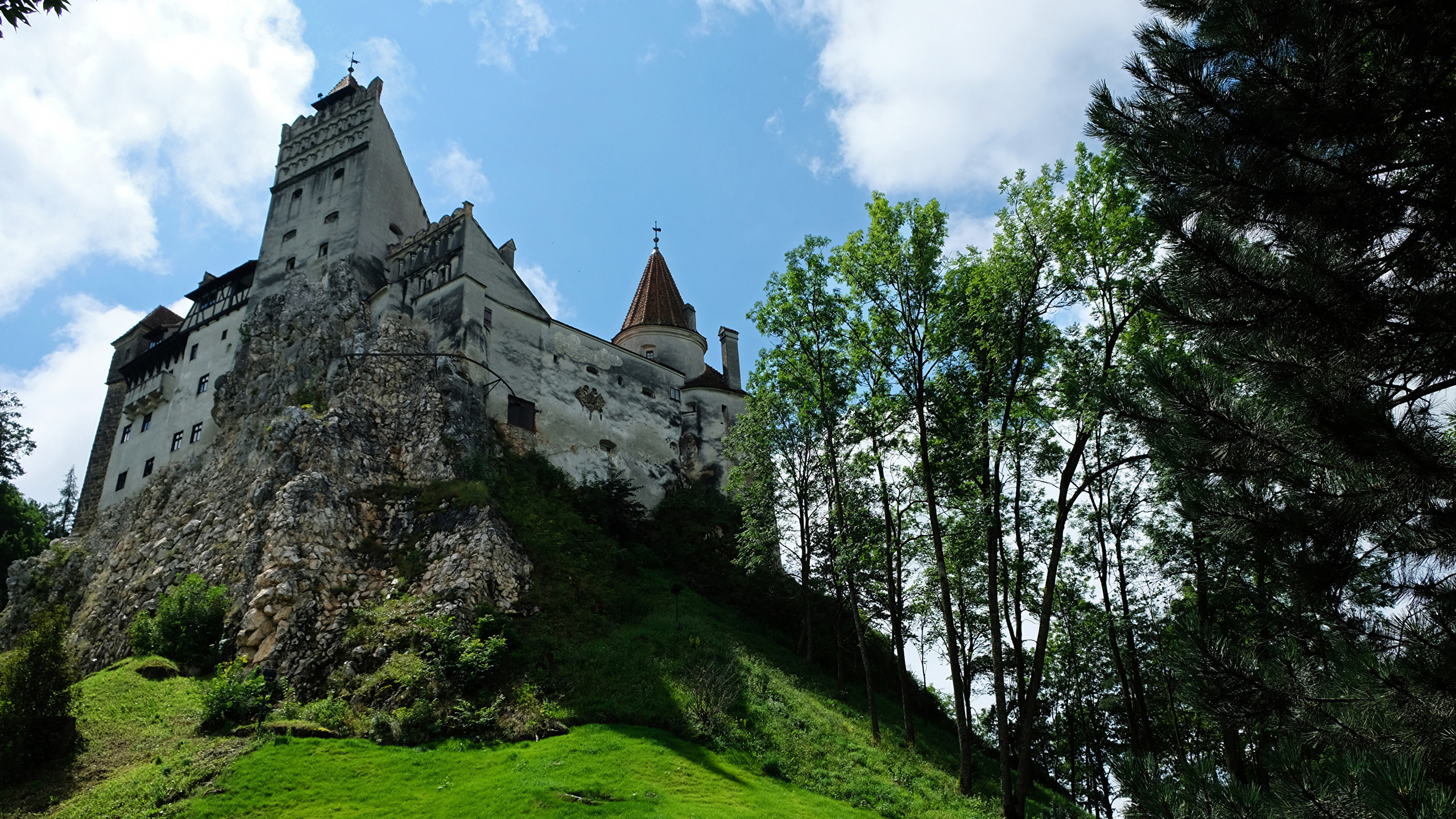 Гид по Замку Дракулы проведёт замечательную экскурсию и расскажет историю и легенды – фотографии Румынии