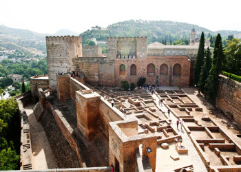 На территории Альгамбра в Гранаде расположен дворец времён династии Насридов и крепость Алькасаба – фотографии Испании