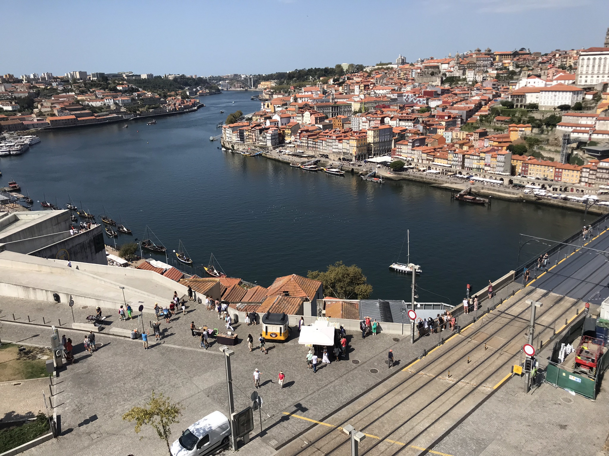 Вид на смотровую у сада Морро со стен Mosteiro da Serra do Pilar – фотографии Португалии