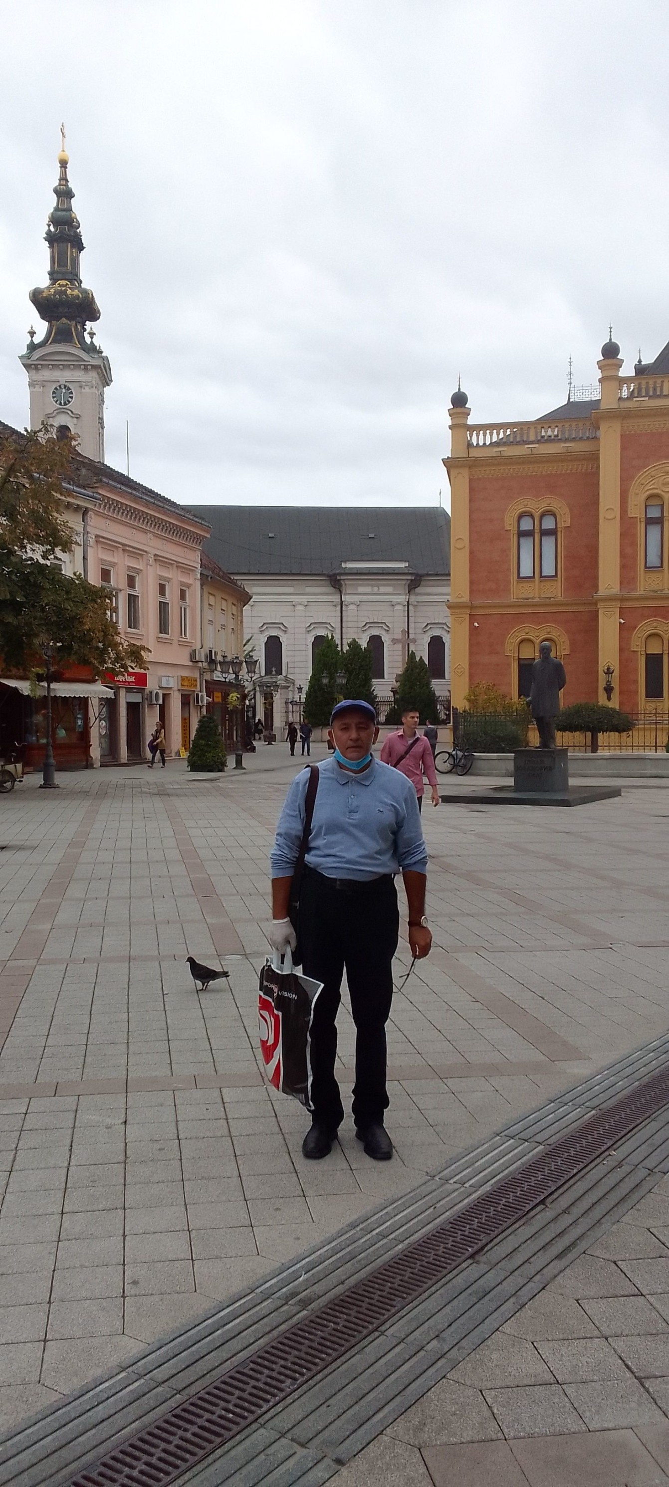 Площадь возле католического храма в столице – фотографии Сербии