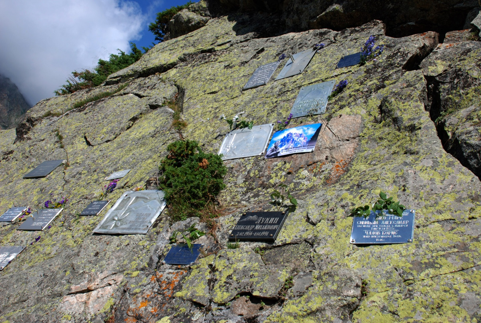 Таблички погибших альпинистов ущелье Адыр-Су, Россия. Фото 2 – фотографии России