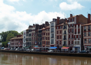 Набережная в Байонне, Франция. Фото 8 – фотографии Франции