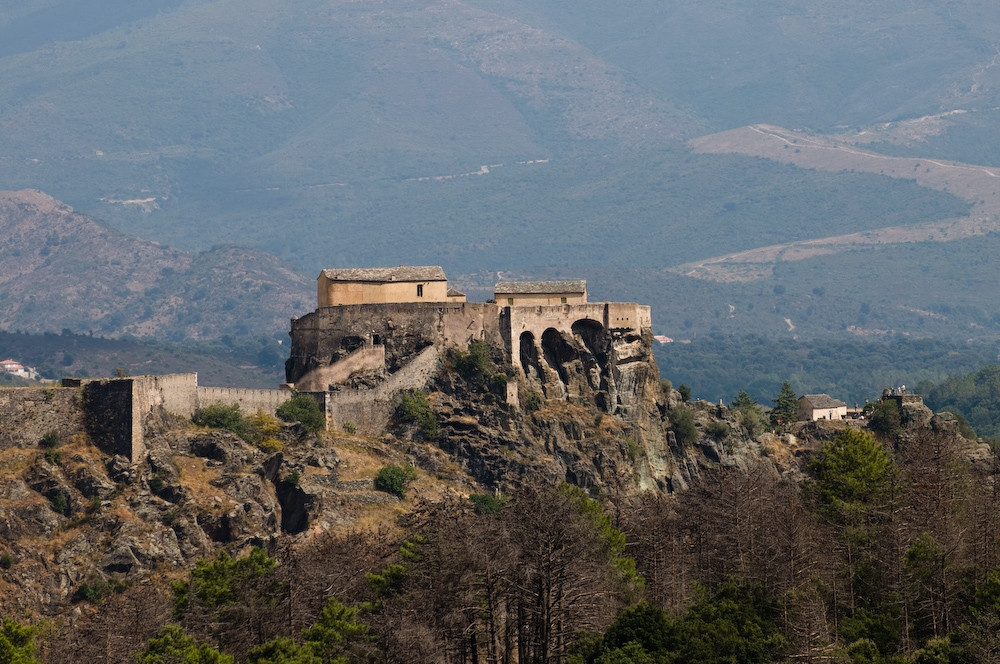 Дома на скалах в Корте, Франция. Фото 1 – фотографии Франции