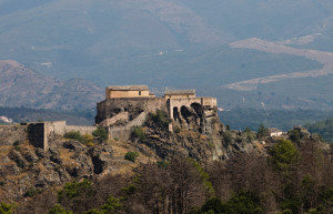 Дома на скалах в Корте, Франция. Фото 1 – фотографии Франции