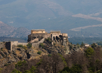 Дома на скалах в Корте, Франция. Фото 1 – фотографии Франции