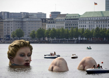 Скульптура блондинки в озере Бинненальстер. Фото 36 – фотографии Германии