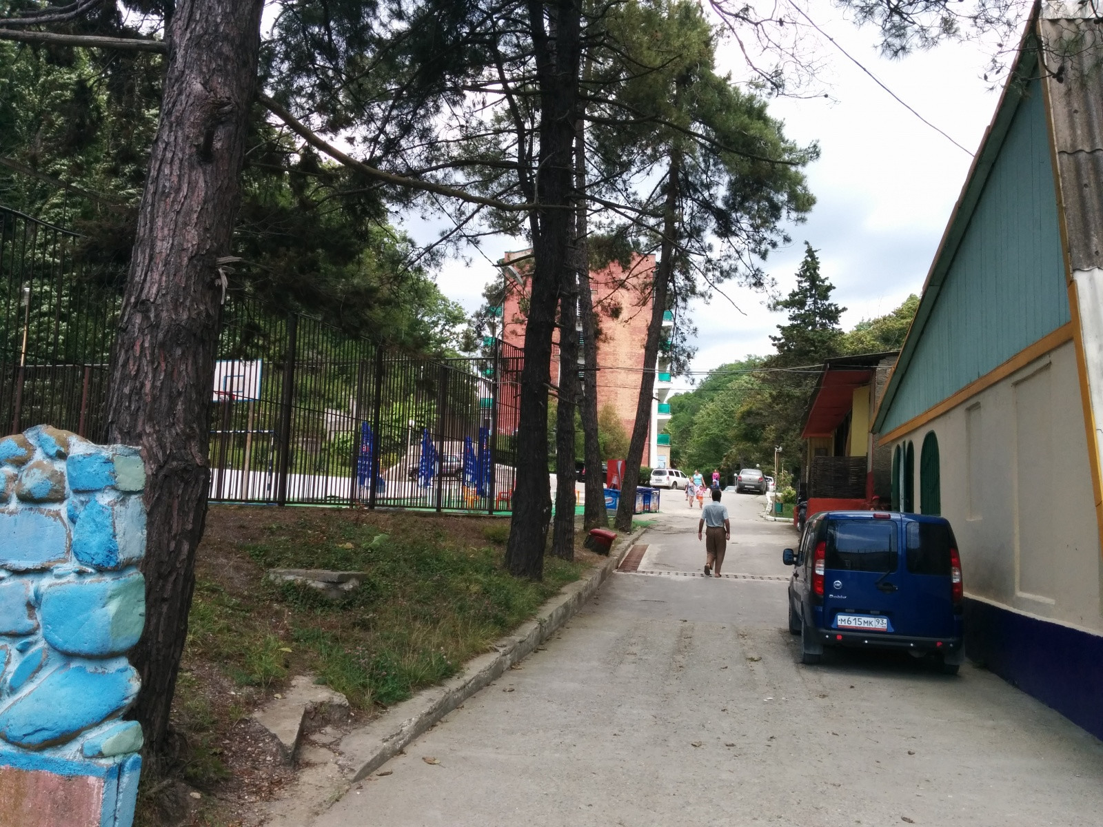 Южный, дорога к пансионату, справа кафешки, слева спорт-площадки – фотографии России