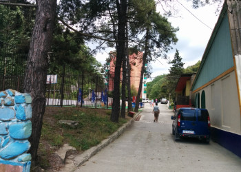Южный, дорога к пансионату, справа кафешки, слева спорт-площадки – фотографии России