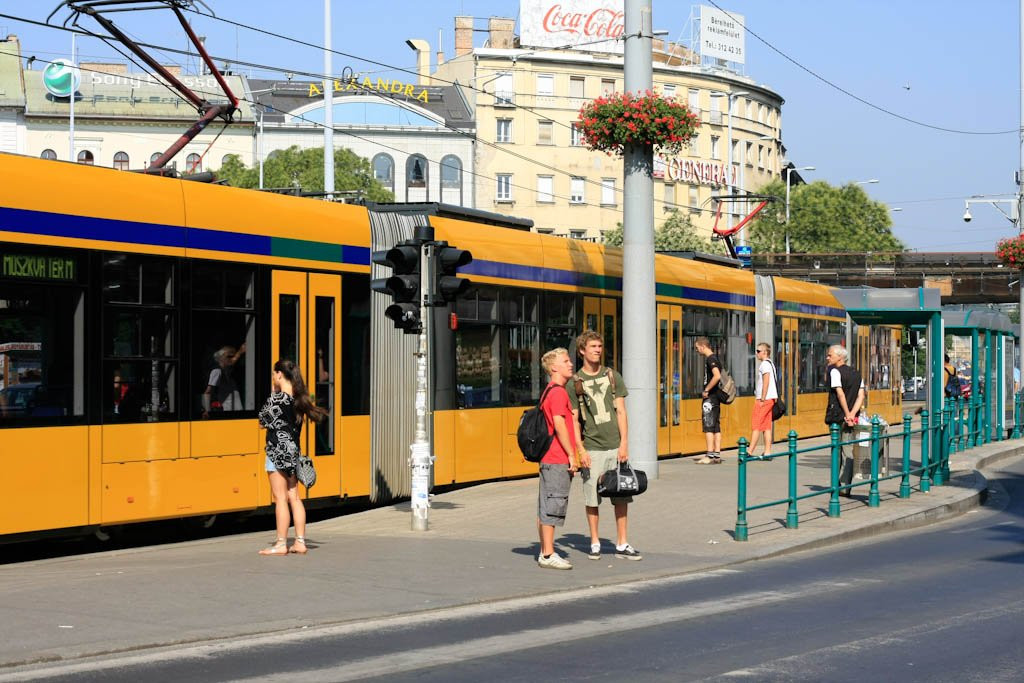 Транспорт на улицах Будапешта, Венгрия – фотографии Венгрии
